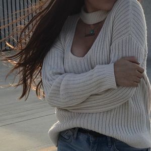 Cream woven sweater with deep v- choker style 🤍